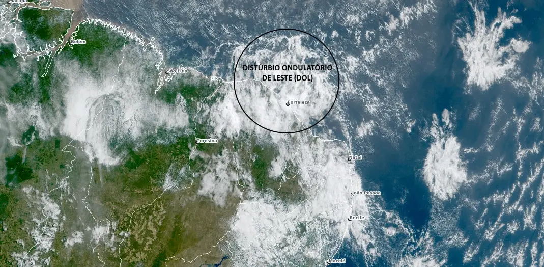 Imagem de satélite mostra a presença de uma grande massa de nuvens, advindas de um sistema DOL, próximo à costa do Ceará e sobre o oceano