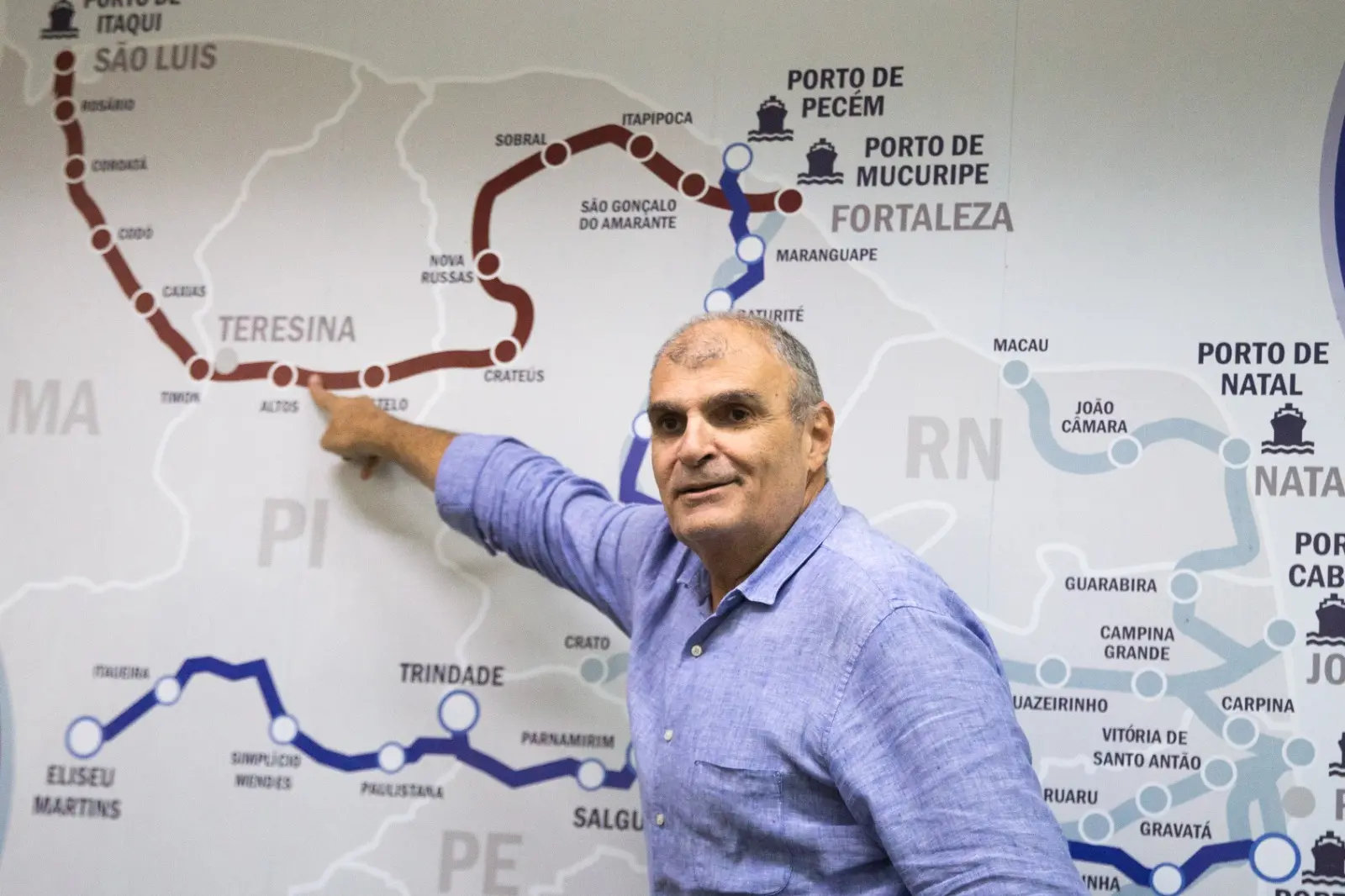 Foto que contém Tufi Daher Filho, presidente da FTL, apontando para mapa da cidade de Altos, no estado do Piauí