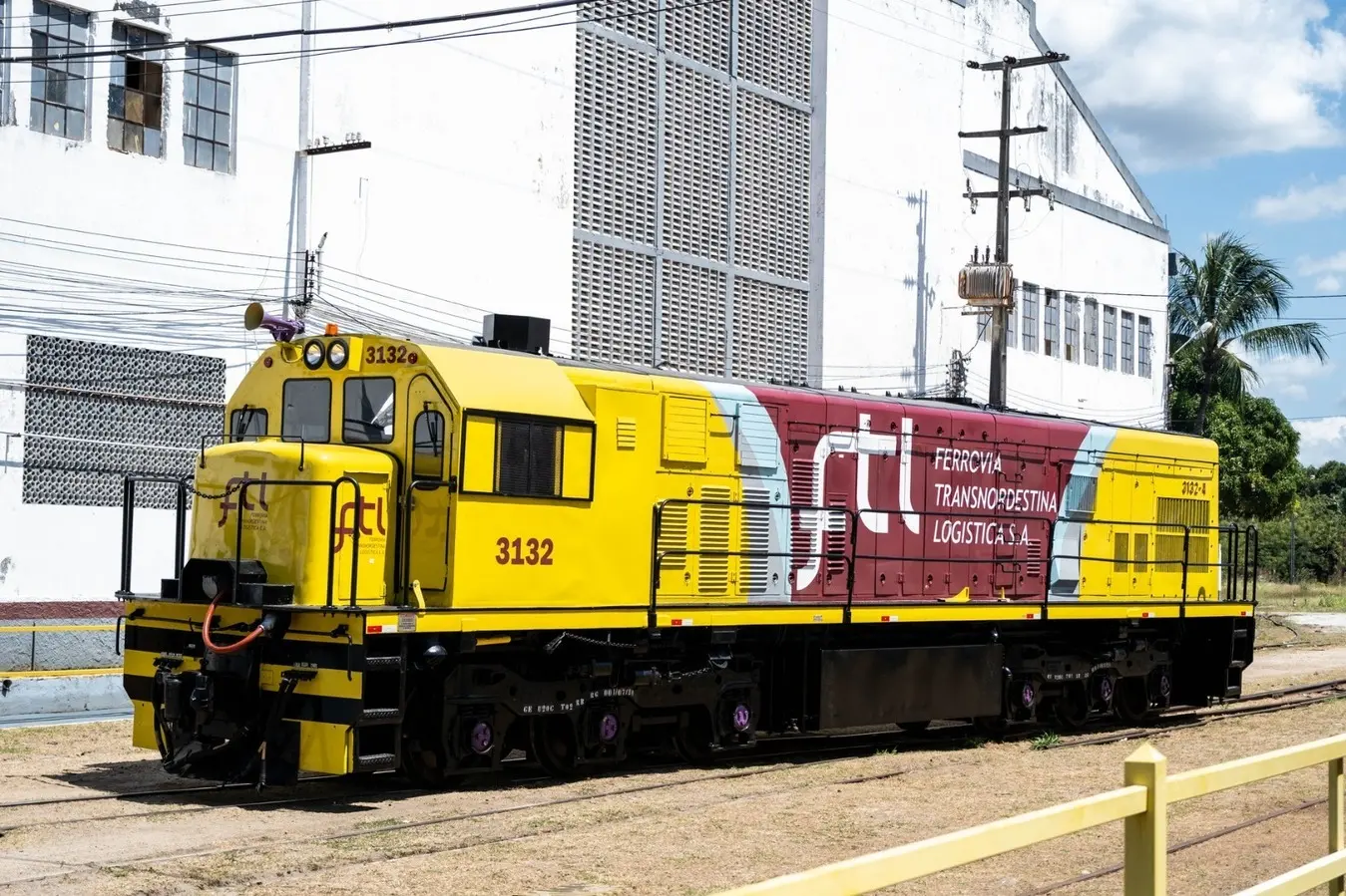 Foto que contém uma locomotiva da FTL em movimento