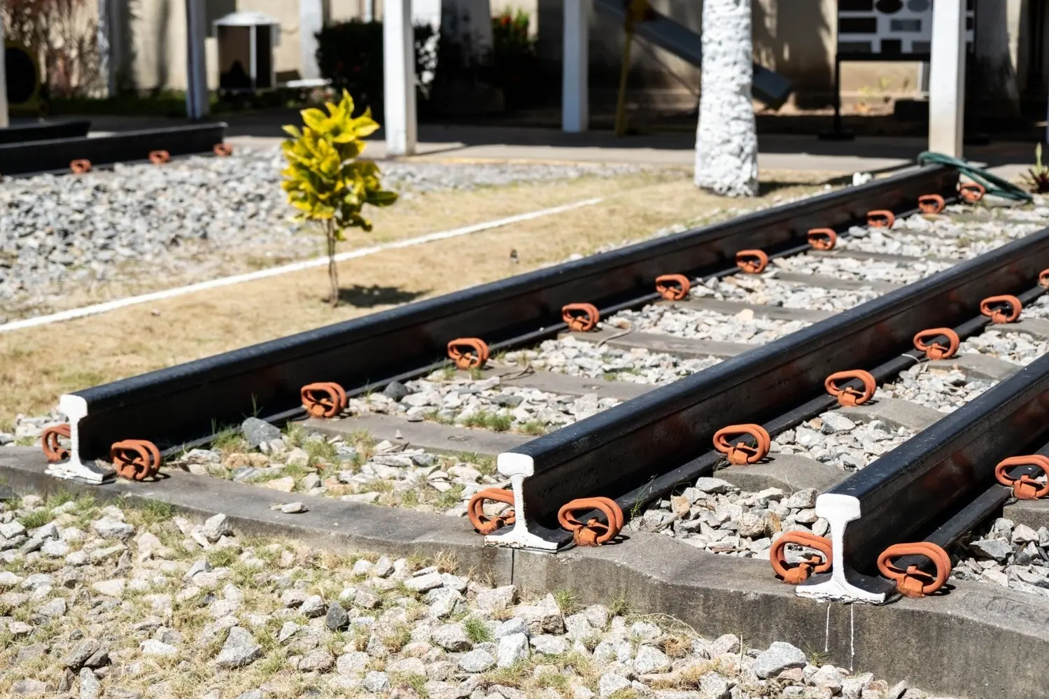 Foto que contém locomotiva da FTL em oficina mecânica