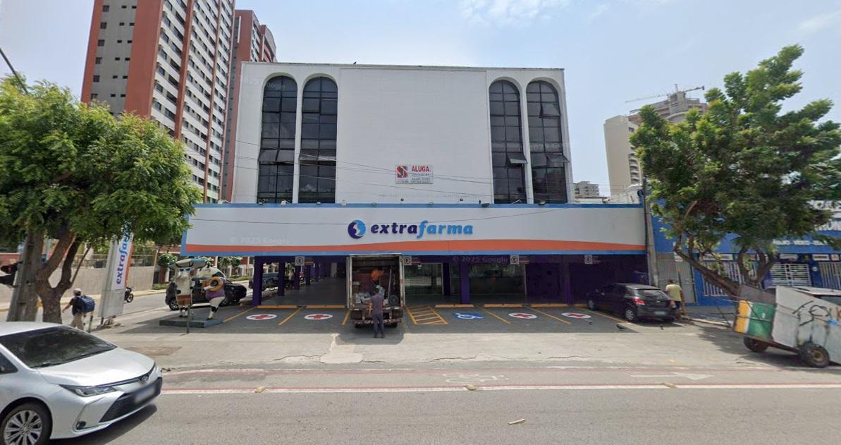 prédio que sediará nova unidade da academia gaviões, em fortaleza. na imagem do google maps, a fachada antiga, com uma farmácia ocupando o térreo