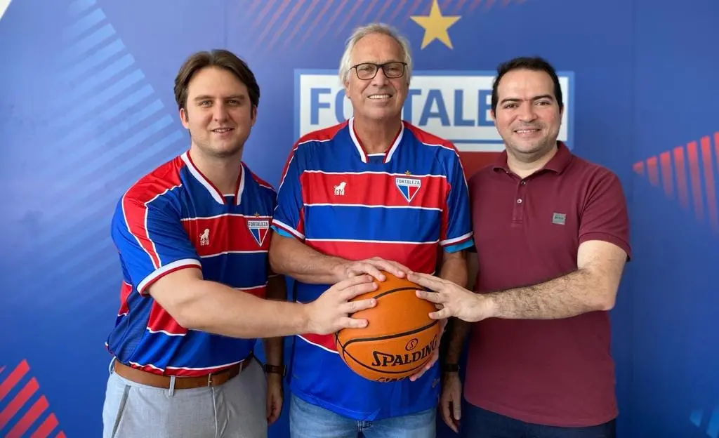 Foto de Thális Braga, presidente do Fortaleza Basquete Cearens, Bial, coordenador técnico do FBC e Marcelo Paz, CEO do Fortaleza SAF.