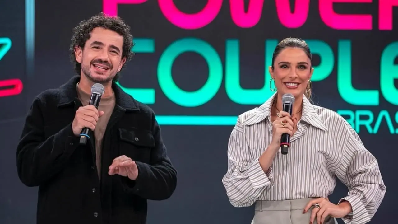 foto de Felipe Andreoli e Rafa Brites, apresentadores do Power Couple Brasil