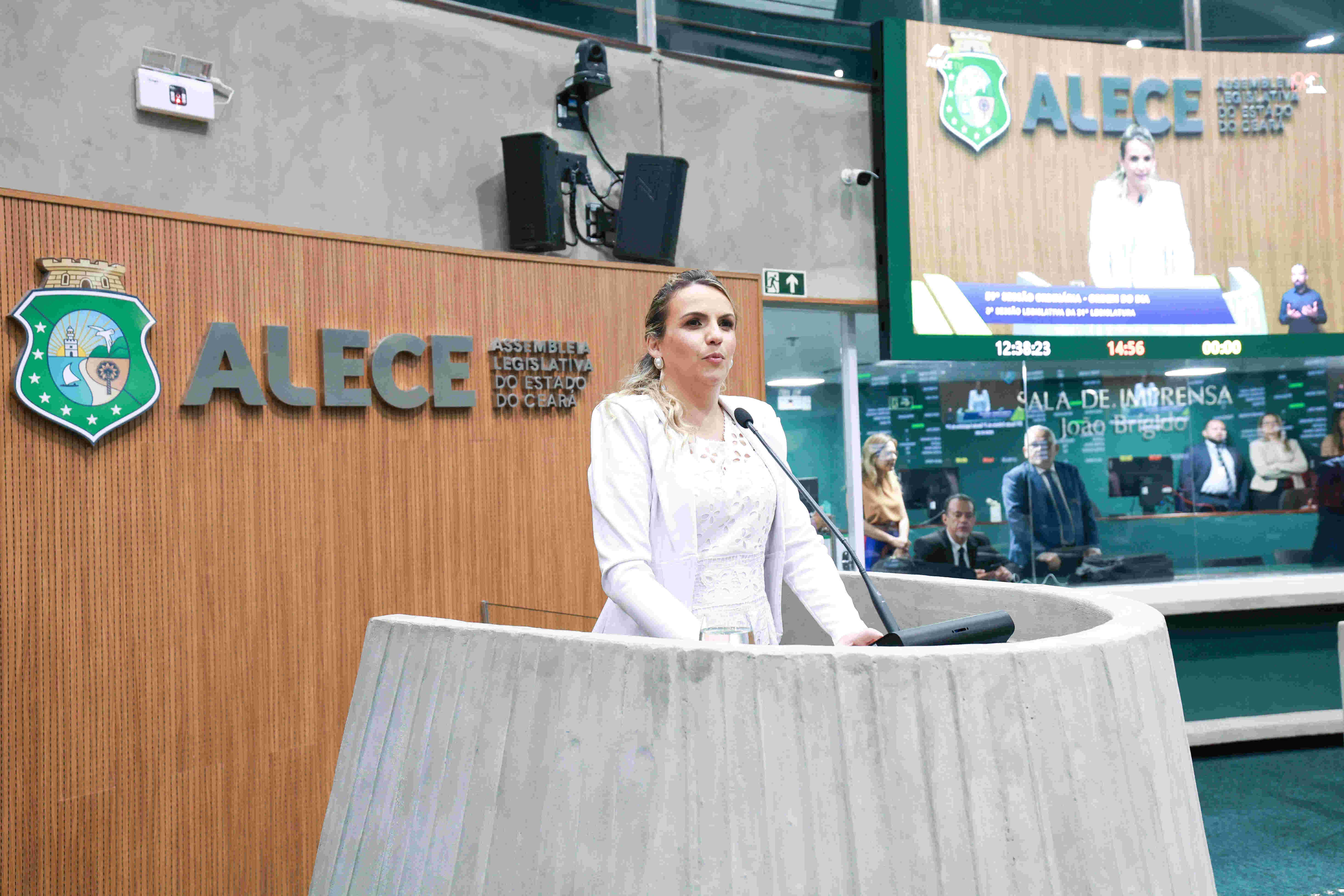 Foto da posse da suplente de deputada estadual Keivia Dias, que substitui Simão Pedro na Assembleia Legislativa do Estado do Ceará