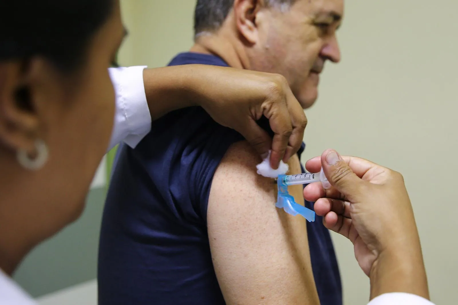 Idosos devem tomar uma dose da vacina contra Covid a cada 6 meses