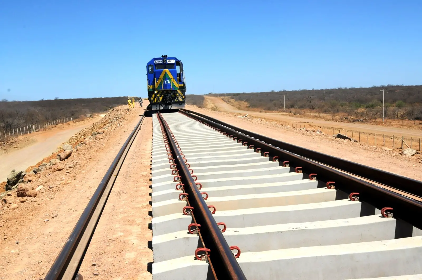 Foto que contém a construção da Ferrovia Transnordestina