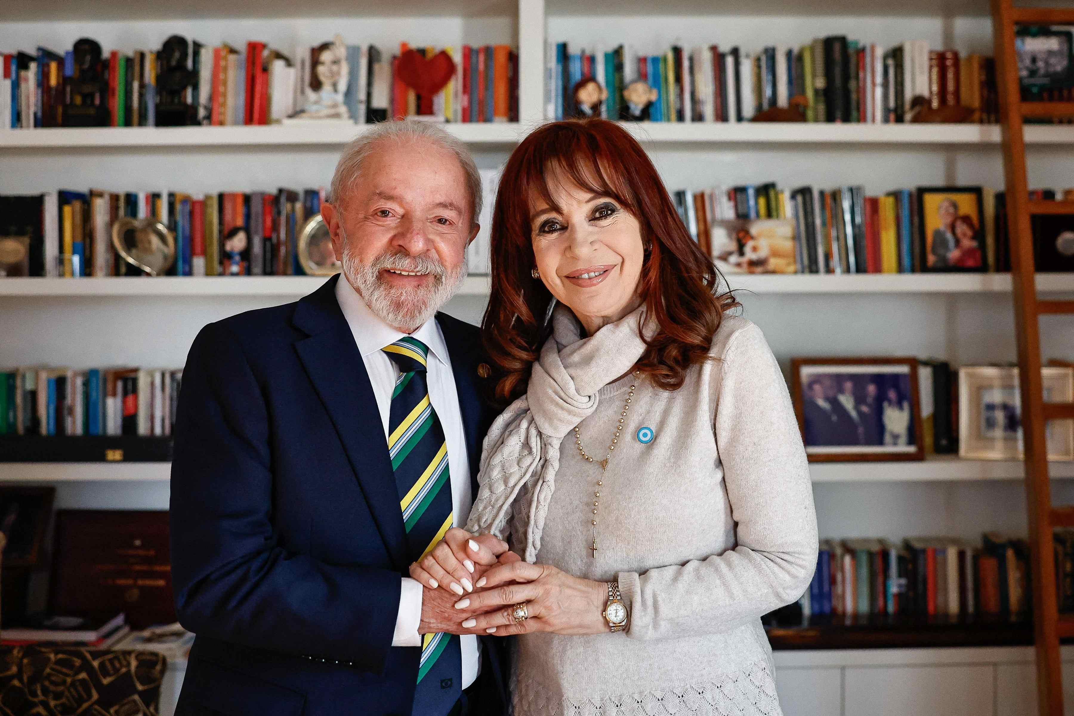 Imagem de Lula ao lado de Cristina Kirchner, durante uma visita em prisão domiciliar na Argentina