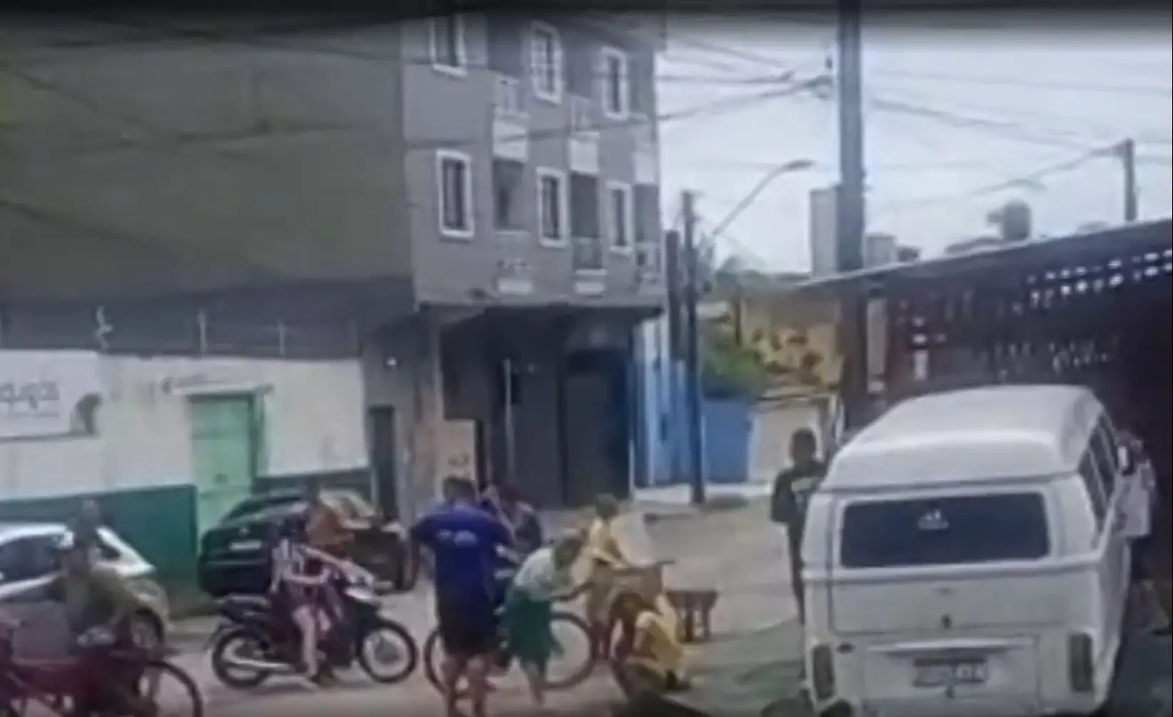 foto de homem que sofreu tentativa de linchamento após assalto e foi preso no bairro Bela Vista em Fortaleza