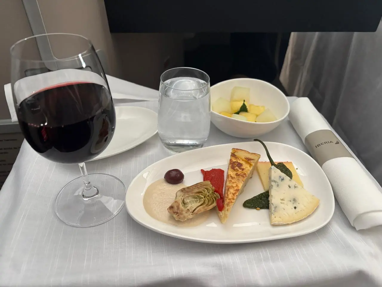 Prato de sobremesa, com vinhos, queijo e uma torta