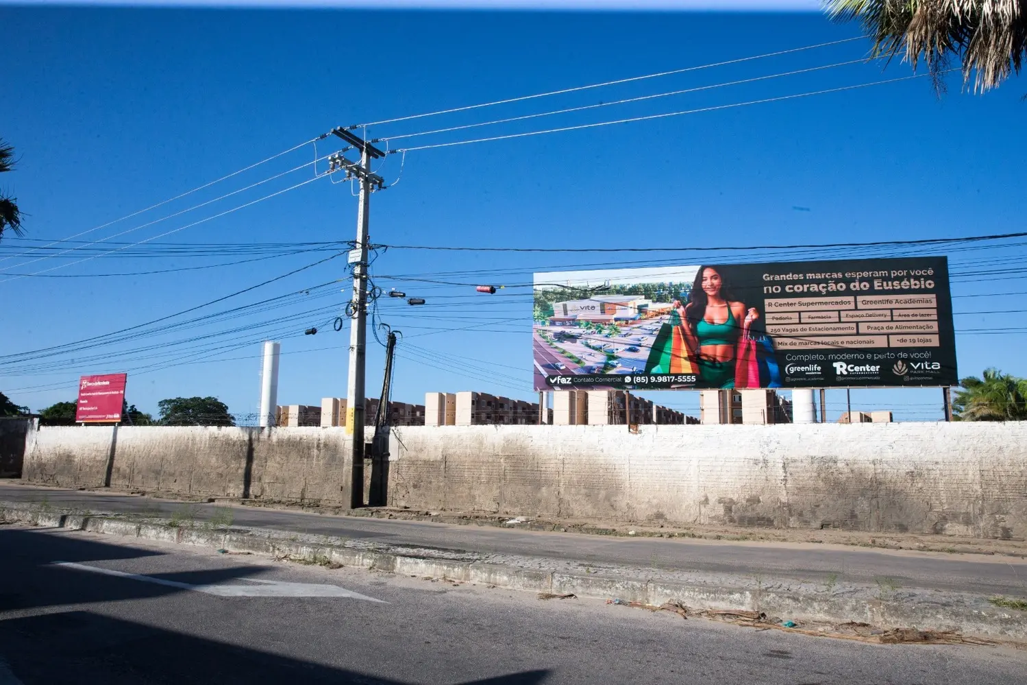 Foto que contém um pátio comercial em construção no Eusébio