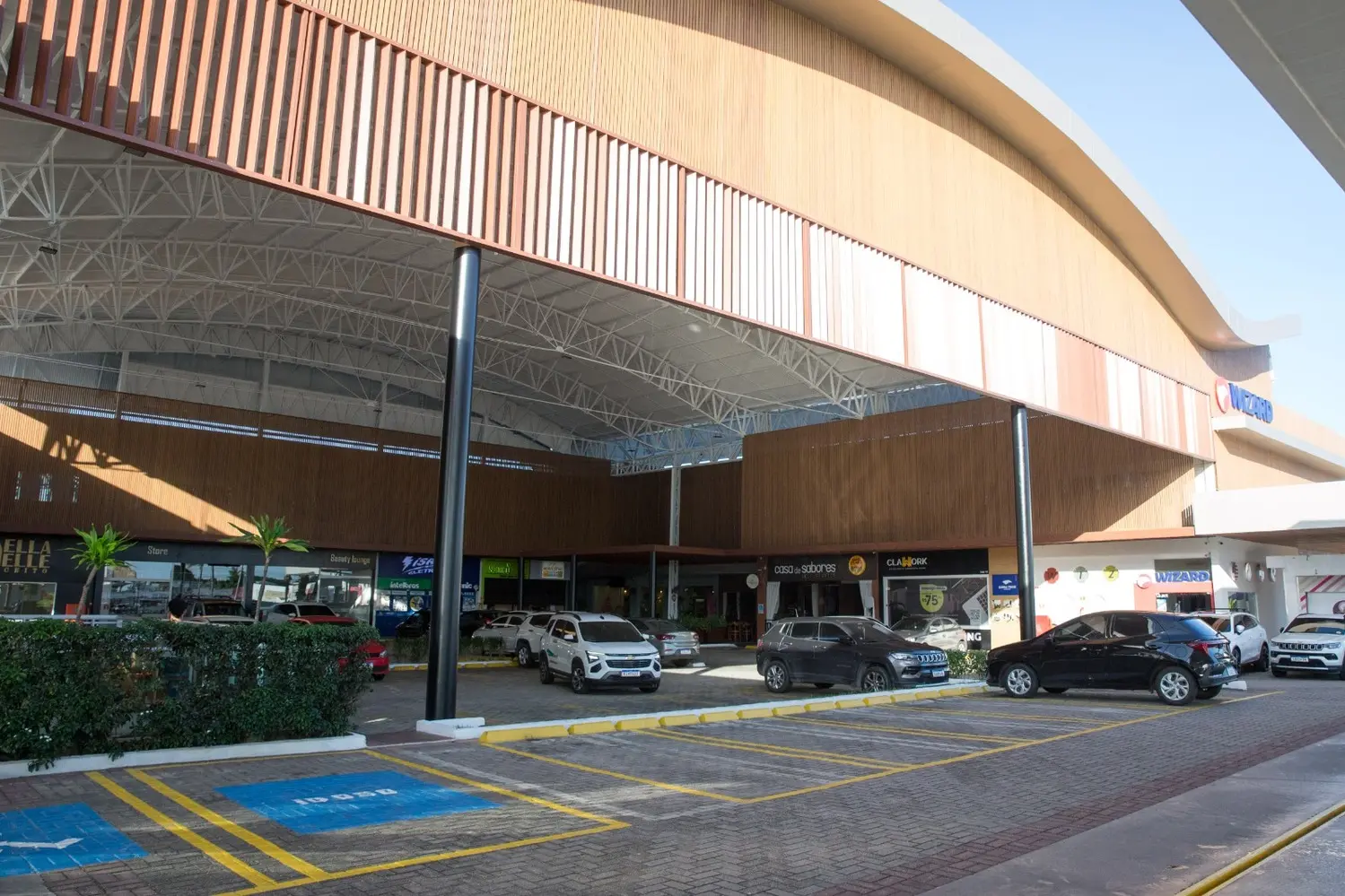 Foto que contém o estacionamento de um pátio comercial no Eusébio