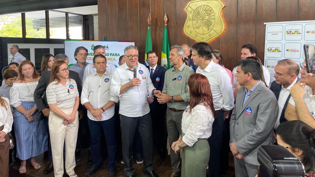 Imagem mostra ministro da Saúde, Alexandre Padilha, anunciando investimento de R$ 360 milhões na saúde do Ceará, acompanhado do governador cearense Elmano de Freitas; do ministro da Educação, Camilo Santana; do prefeito de Fortaleza, Evandro Leitão; da secretária da Saúde do Estado, Mara Coelho; e da secretária municipal de Saúde Riane Azevedo, no Palácio da Abolição, em Fortaleza.
