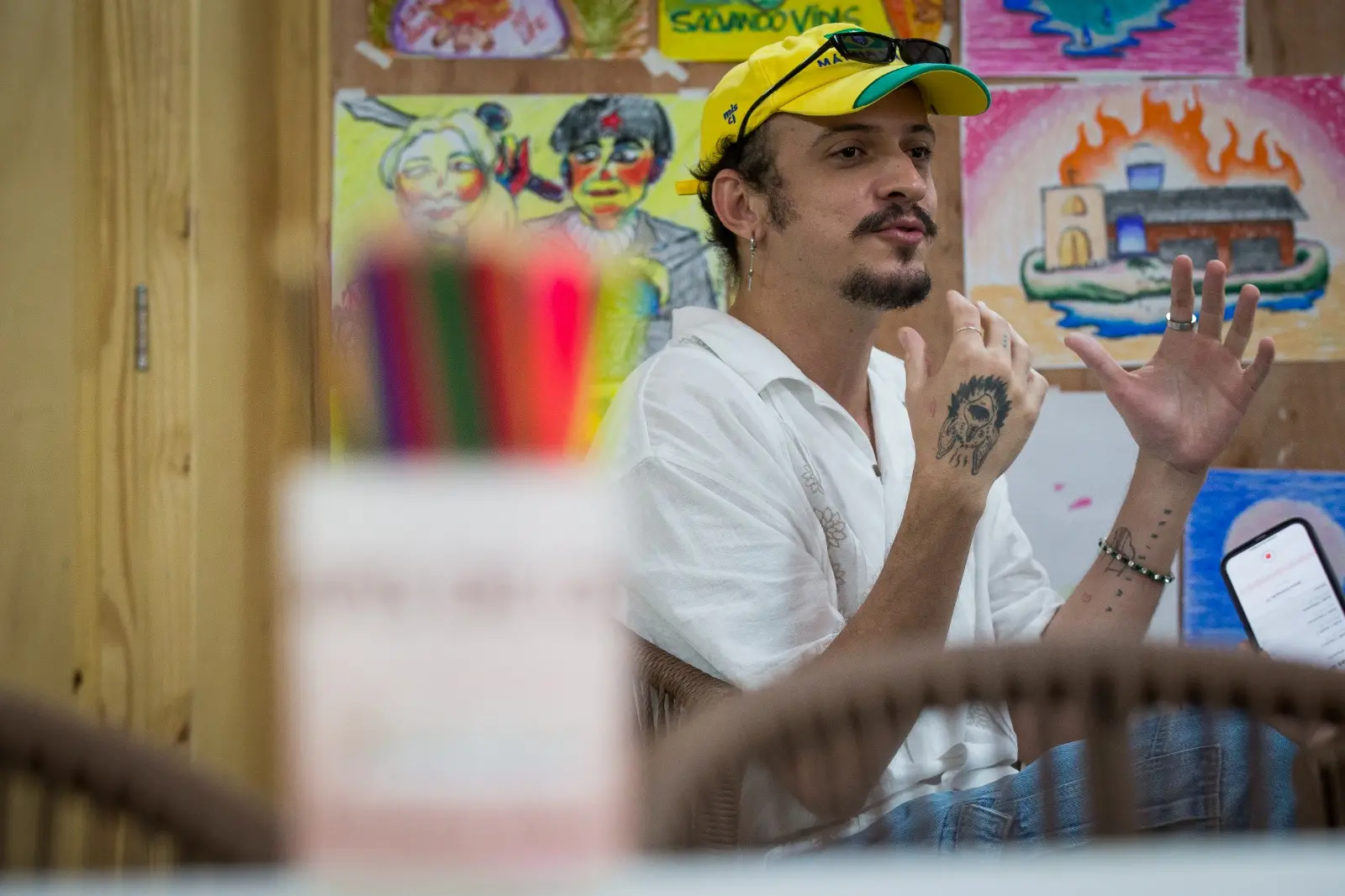 Além do trabalho como artista, Charles também ministra oficinas e workshops de desenho