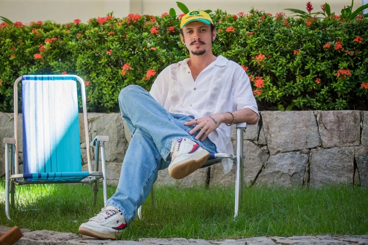 Artista une tradição e cultura pop em ilustrações, pinturas e esculturas