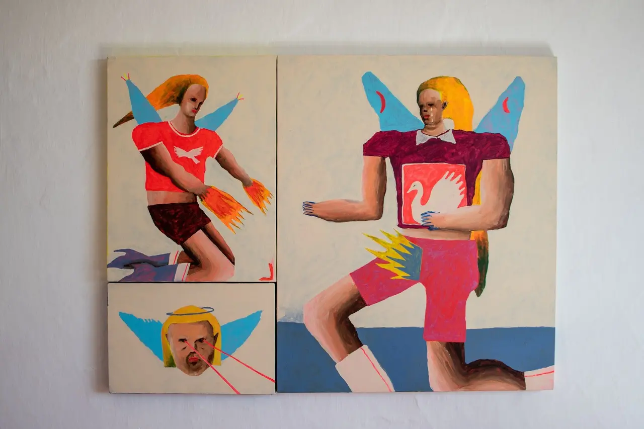 Obras trazem cores vibrantes e referências da religiosidade e da cultura pop