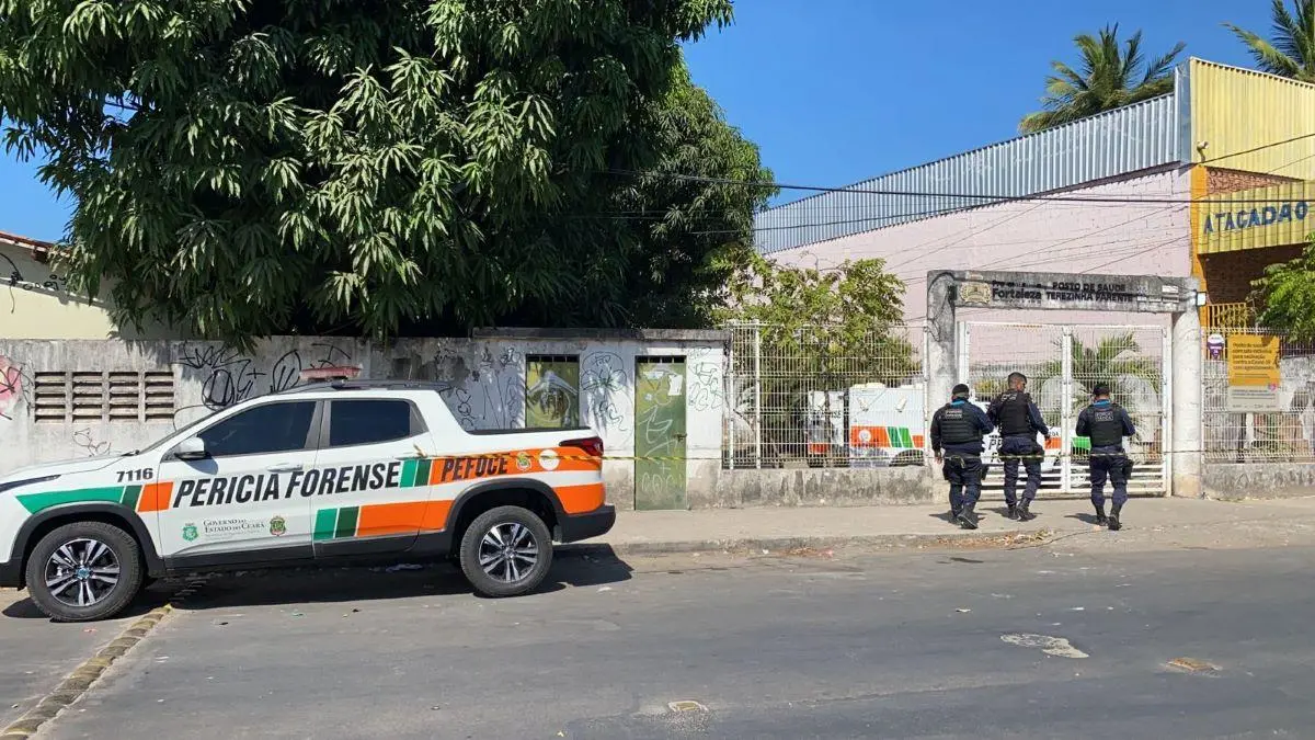 Foto do local do crime de homicídio registrado no Posto de Saúde Terezinha Parente, no bairro Lagoa Redonda, em Fortaleza, no início da tarde de 21 de setembro de 2021