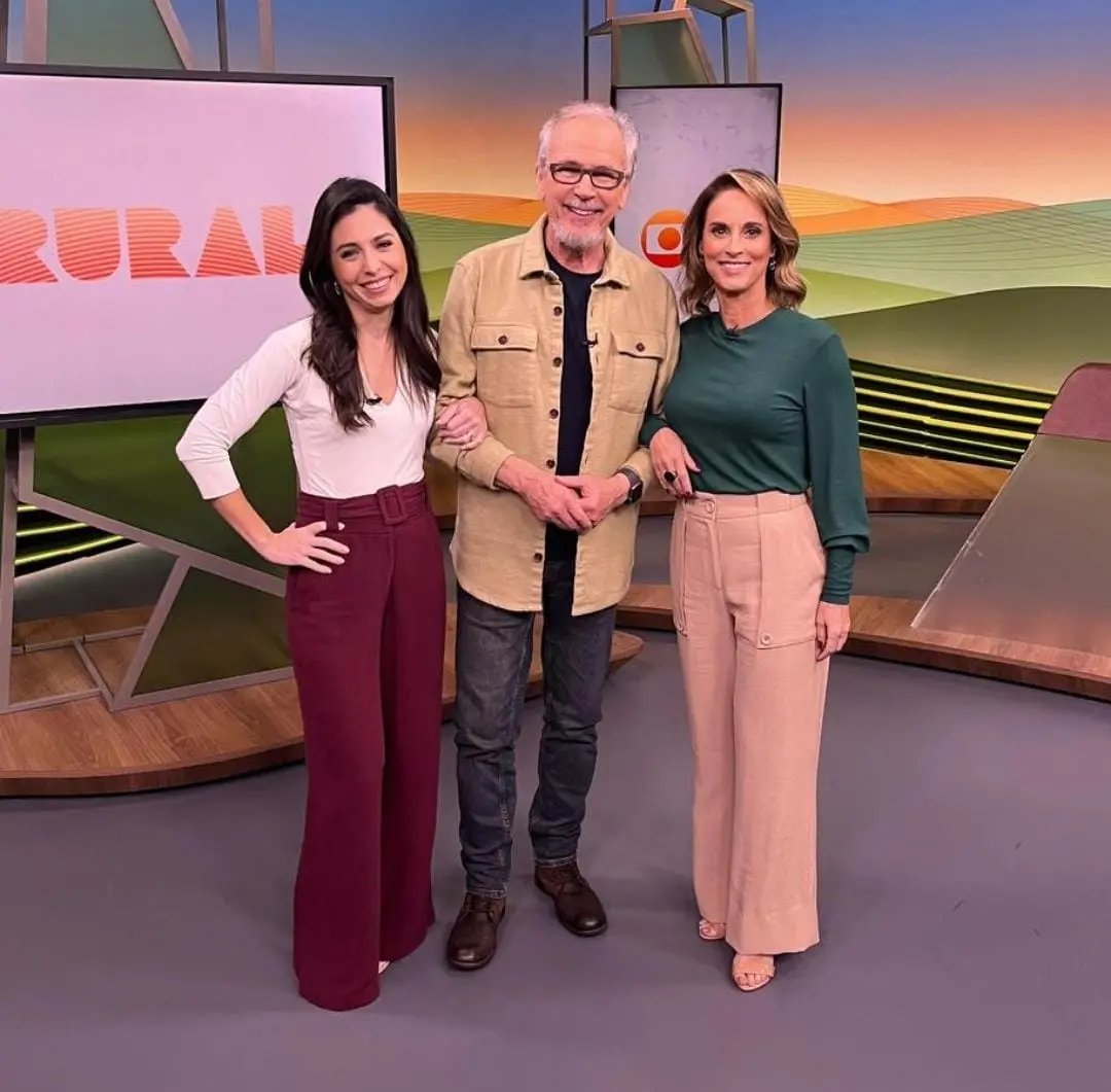 Imagem dos apresentadores Nélson Araújo e Helen Martins no estúdio do programa