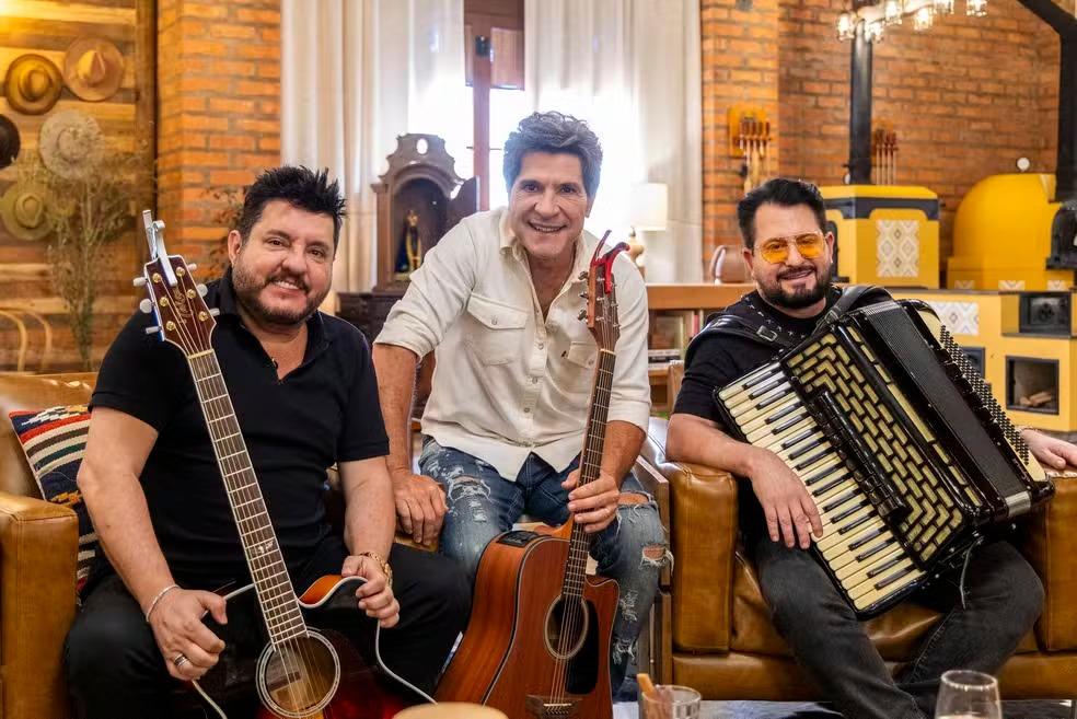 Bruno e Marrone ao lado do cantor Daniel durante a gravação do programa