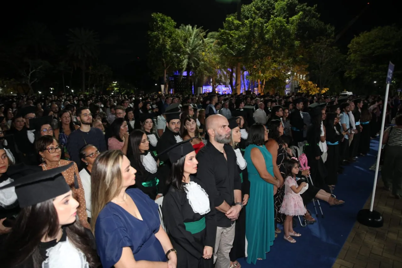 Com a presença de familiares, amigos e outros convidados, os estudantes se reuniram na praça da Biblioteca Central