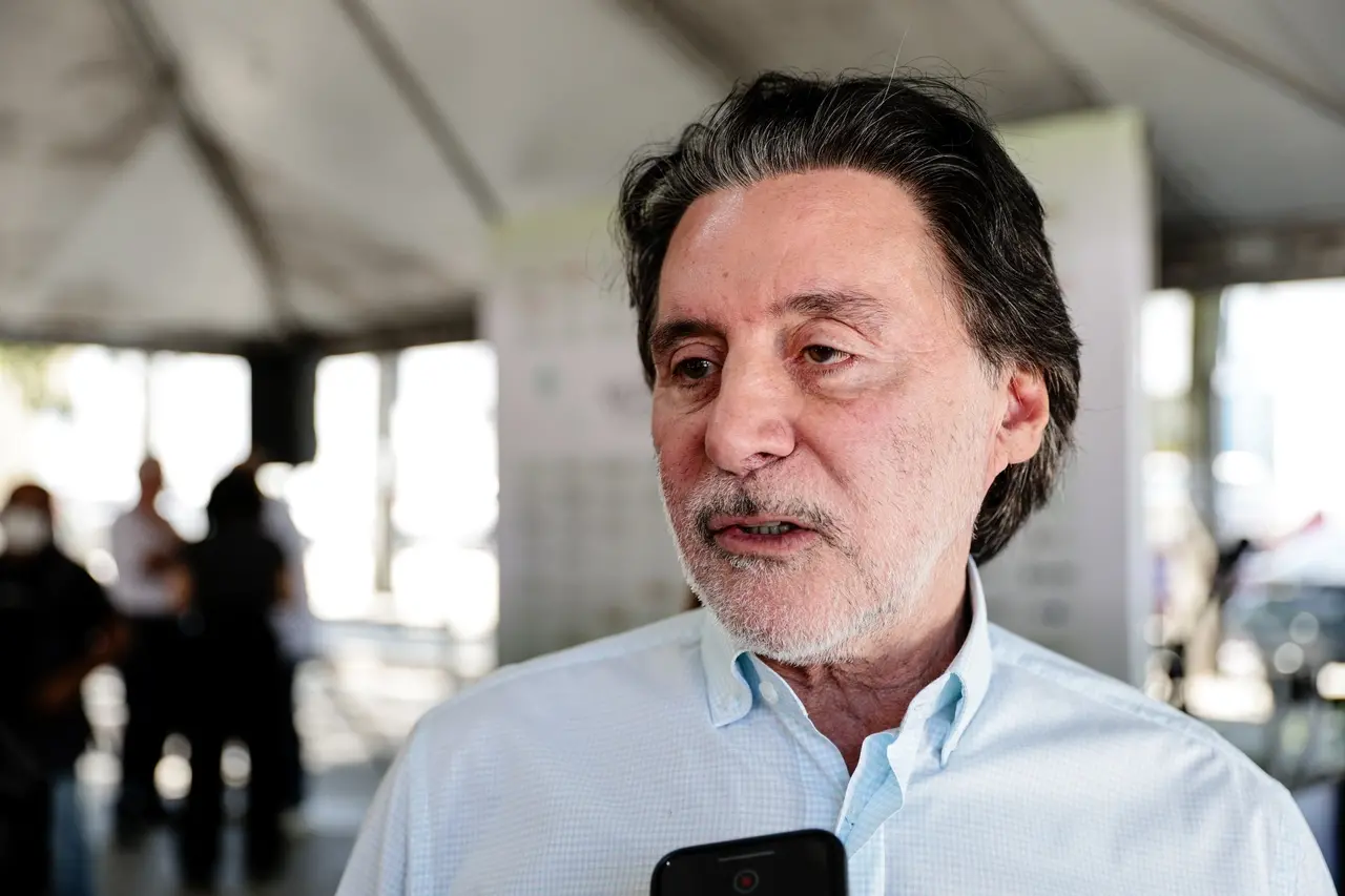 Foto de Eunício Oliveira, homem branco de cabelo grisalho