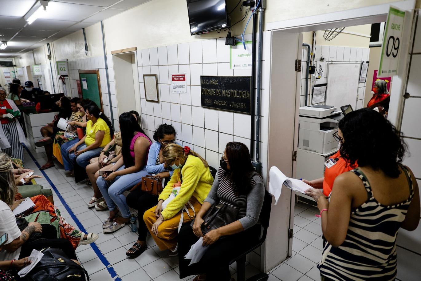 Foto que contém várias pessoas sentadas esperando atendimento na Maternidade-Escola da UFC