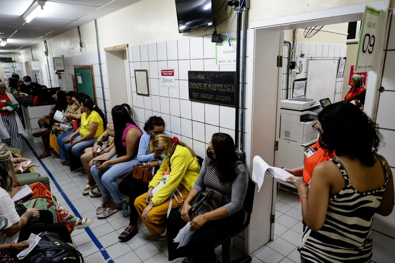 Foto que contém várias pessoas sentadas esperando atendimento na Maternidade-Escola da UFC