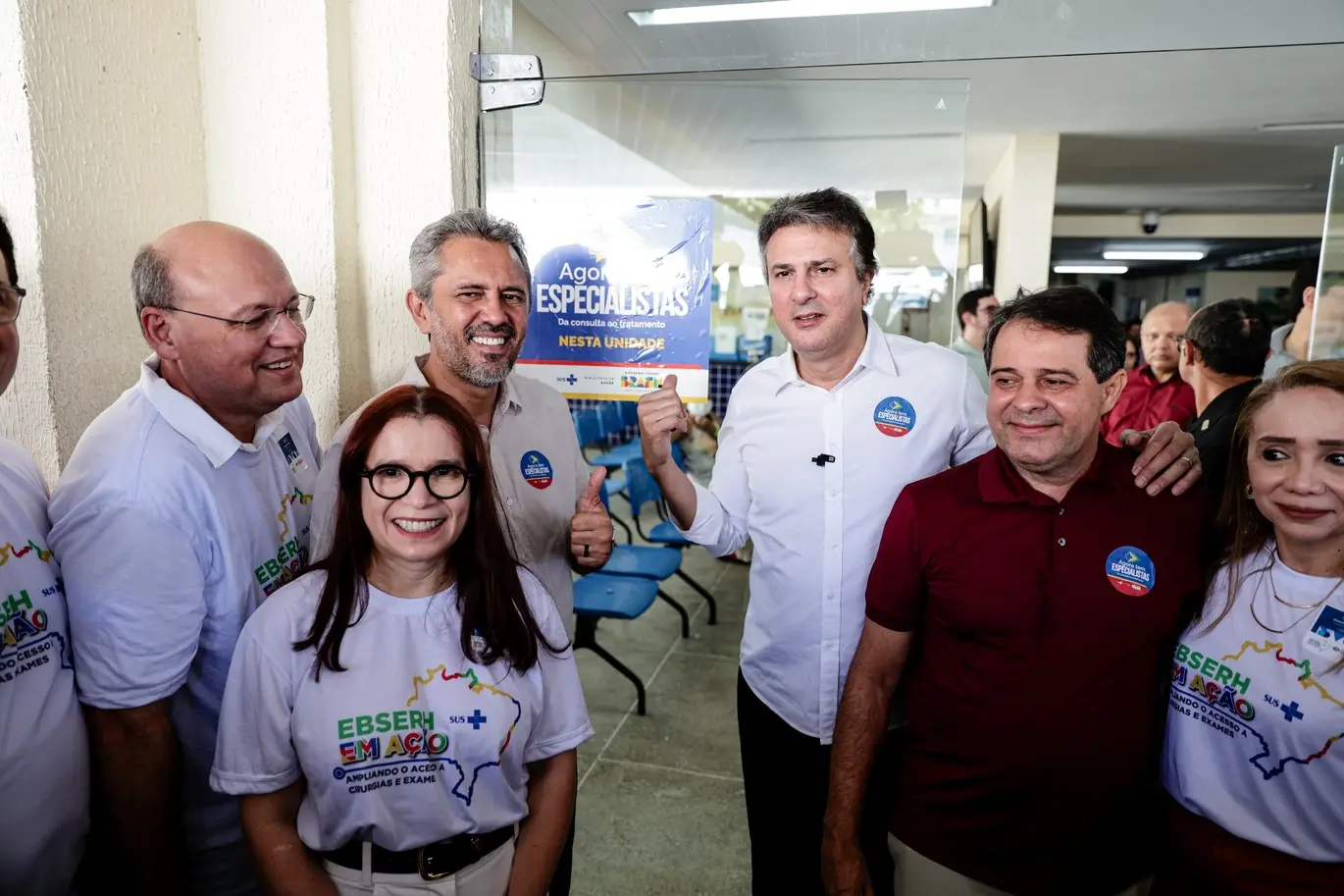 Foto que contém uma série de pesquisas. Com destaque, o governador do Ceará, Elmano de Freitas, o ministro da Educação, Camilo Santana, e o prefeito de Fortaleza, Evandro Leitão