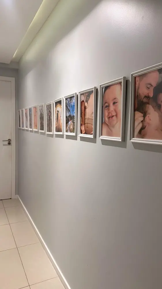 Na imagem, série de quadros presentes na casa da colunista Ana Karenyna