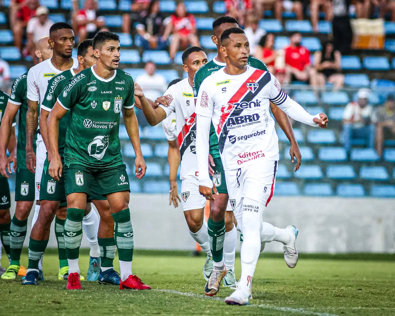 Atletas de Ferroviário e Sousa em campo