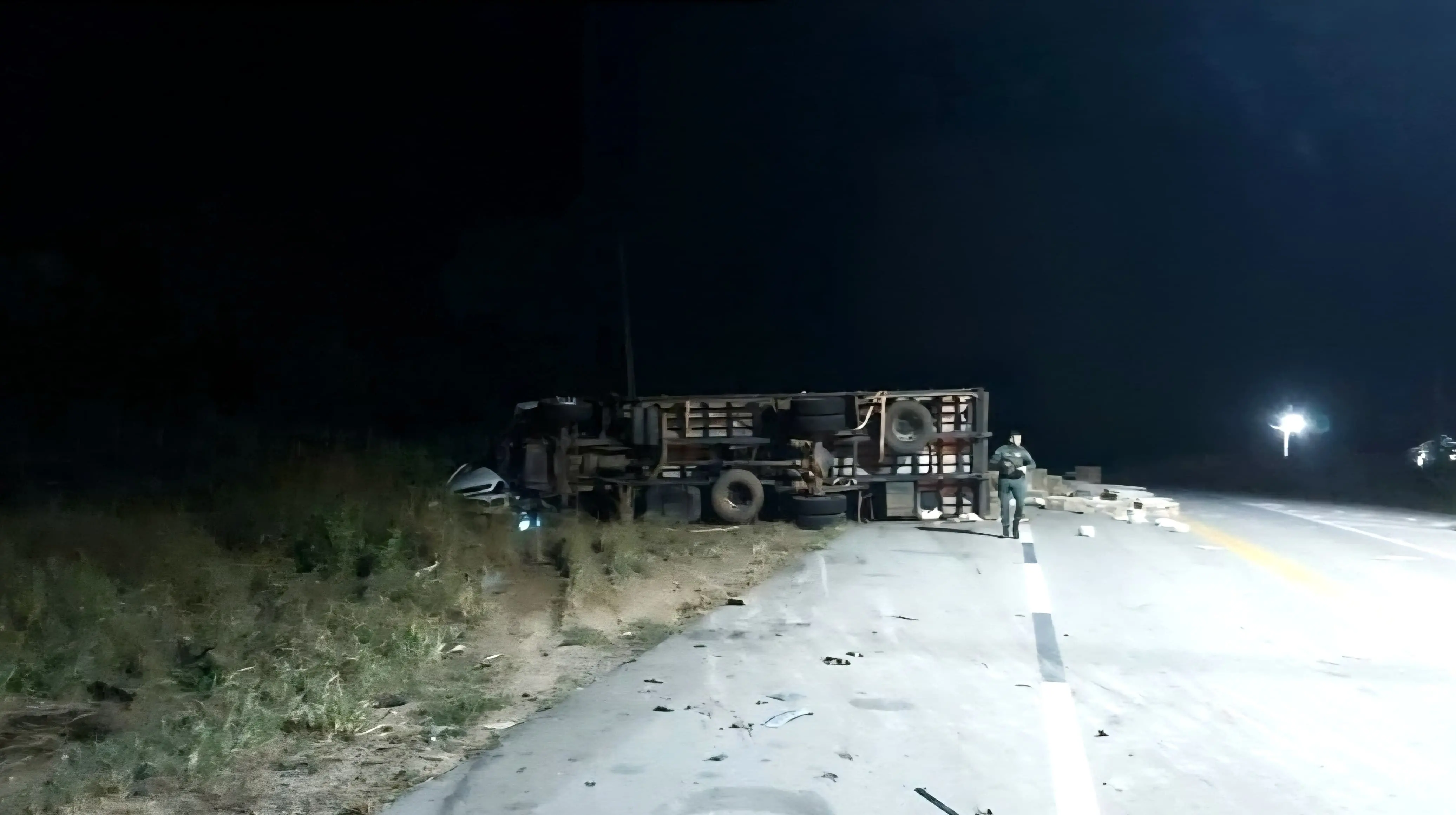 caminhão tomba após colisão com carro que deixa seis pessoas da mesma família mortas no ceará