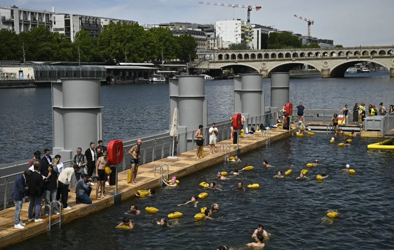 Banhistas em um trecho liberado para nado no rio Sena