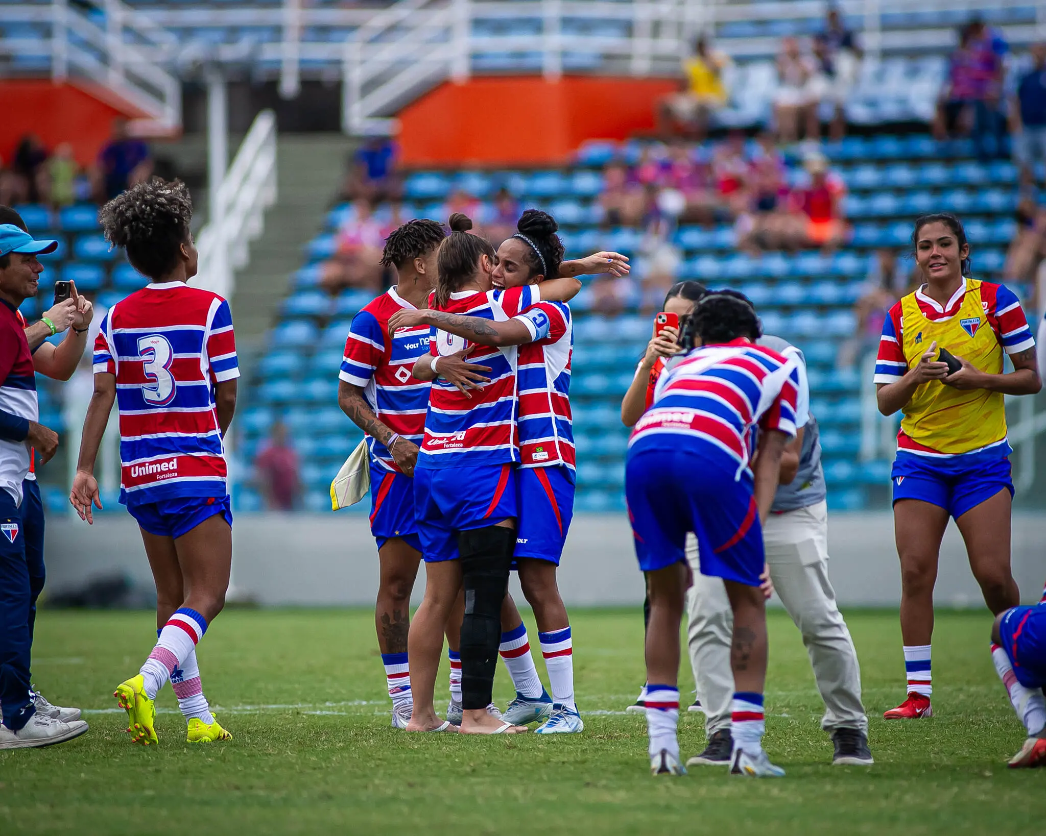 Jogadoras do Fortaleza comemoram acesso