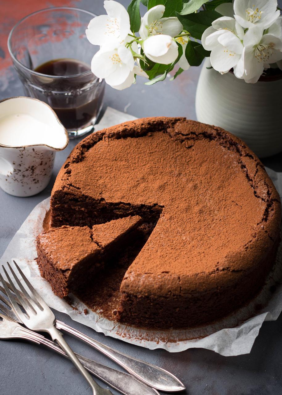 Imagem mostra delicioso bolo de chocolate, ilustrando receita fácil da bolo de chocolate fofinho no Dia Mundial do Chocolate