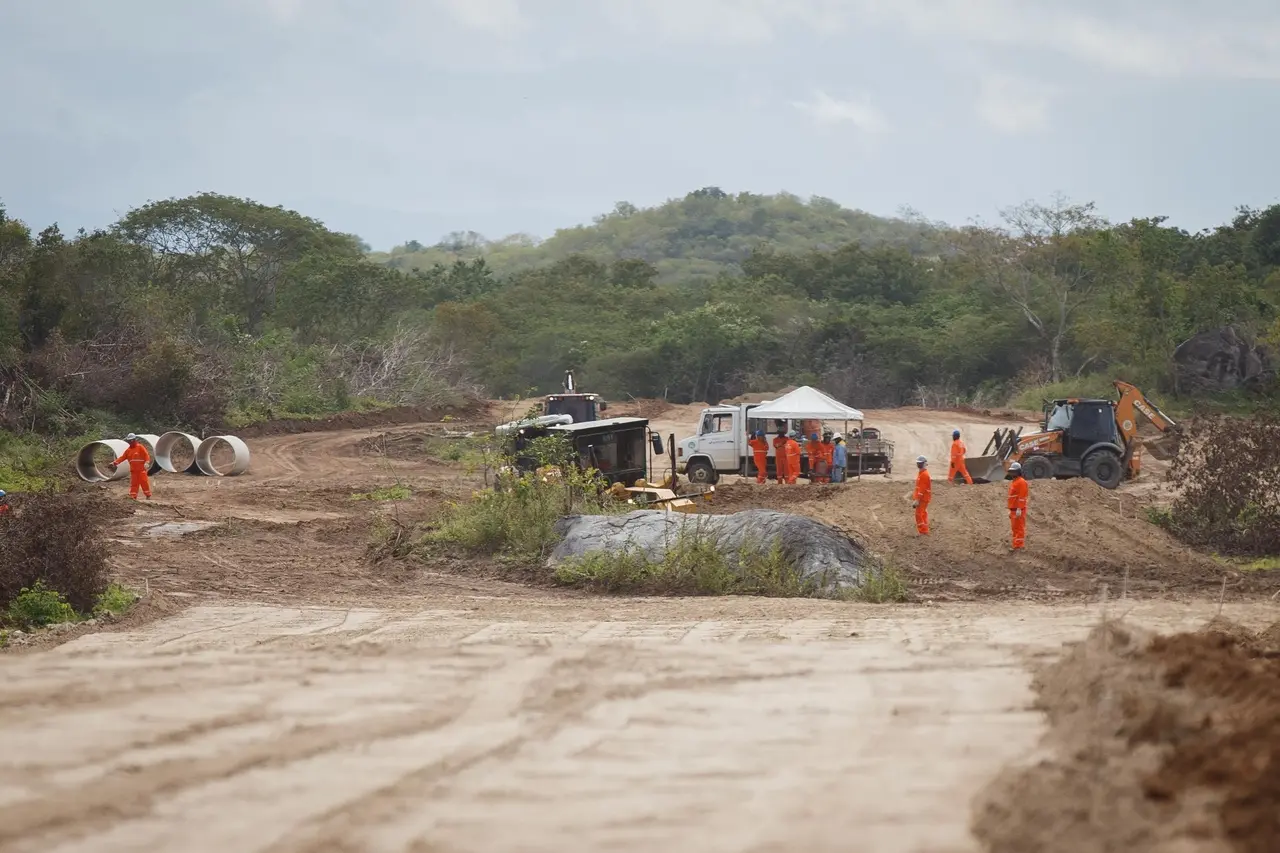 imagem mostra máquinas e caminhões em local que será construído porto seco de quixeramobim
