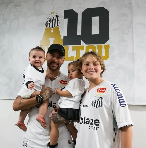 Neymar com Mavie, Helena e Davi Lucca