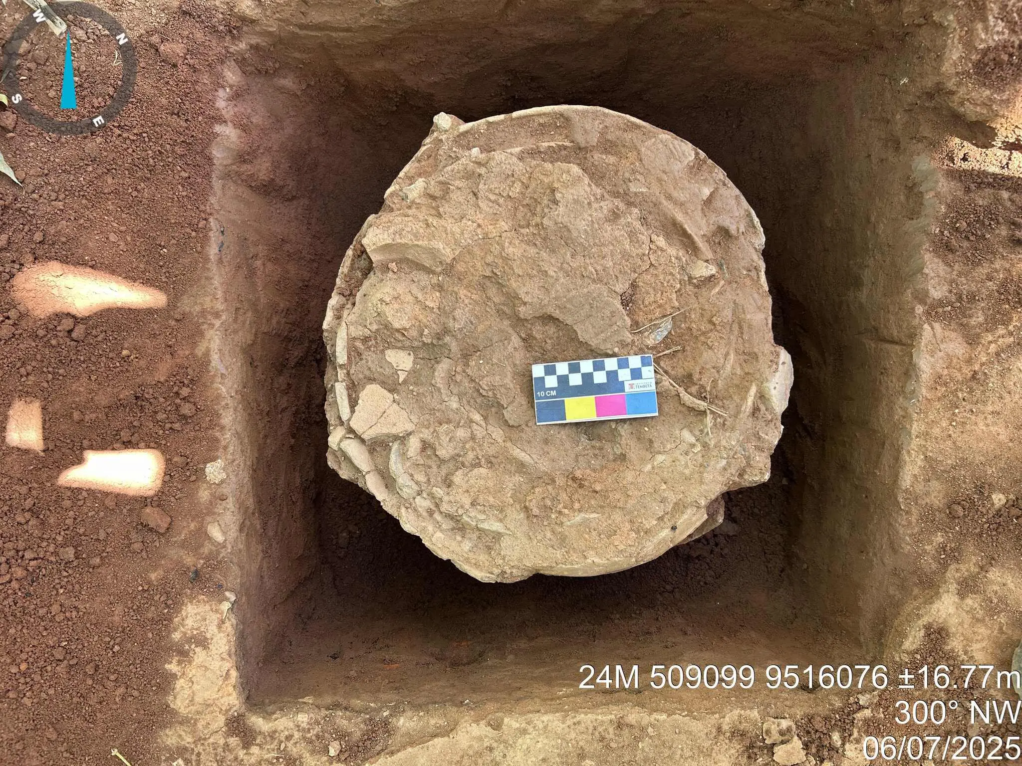 Urna escavada em território do quilombo Serra do Evaristo