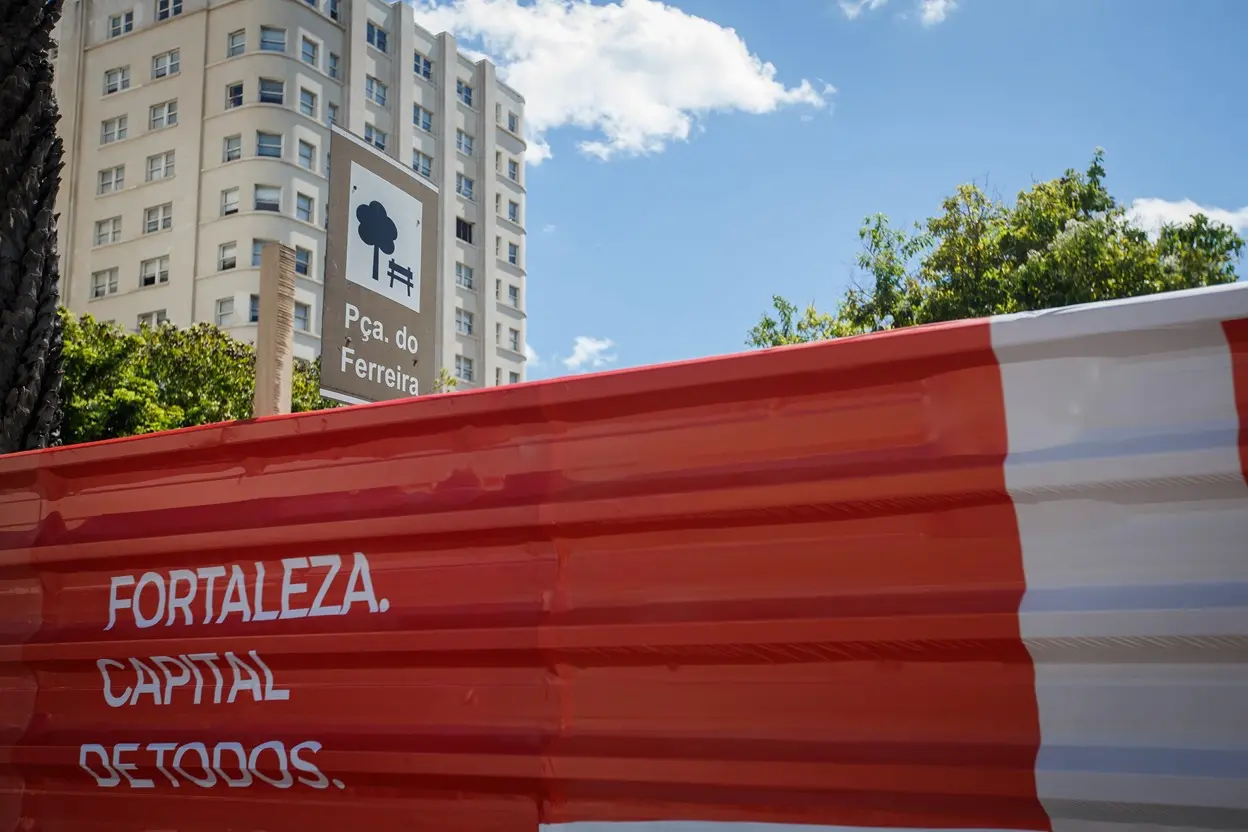 Praça do Ferreira, no Centro de Fortaleza, cercada por tapumes