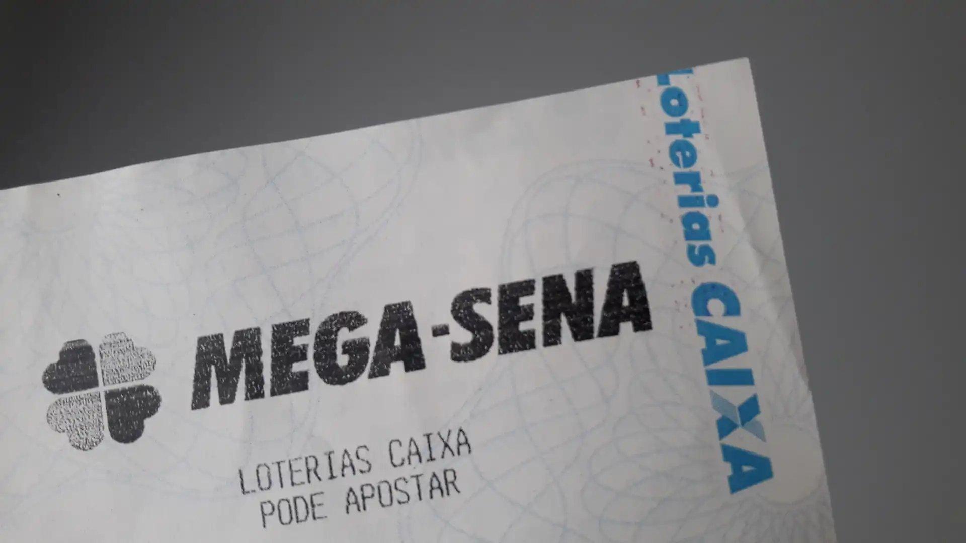 Boleto da Mega-Sena, loteria popular no Brasil, com o logo da Caixa Econômica Federal e informações para aposta. Sorteio desta terça-feira (8) pode pagar até R$ 28 milhões.