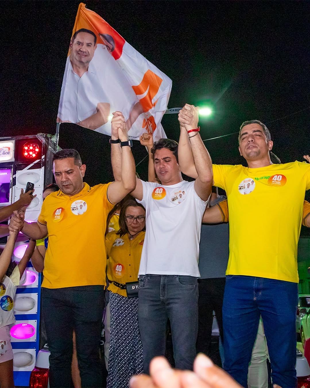 Foto de Bebeto Queiroz (PSB), Júnior Mano (PSB) e Bruno Jucá (PRD) durante ato de campanha, em 2024