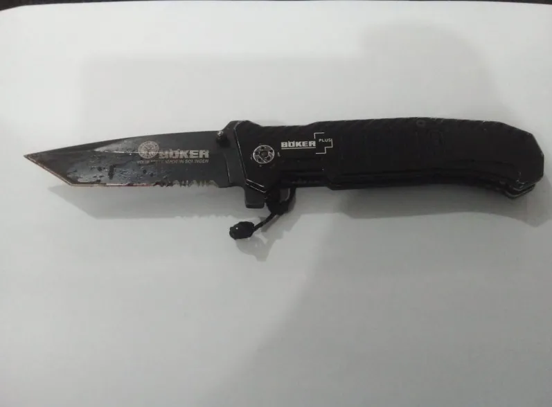 Um canivete foi apreendido pela Polícia Militar, após ser arremessado em um bueiro e recuperado pelos seguranças da boate. O objeto teria sido utilizado pelo suspeito para esfaquear a vítima
