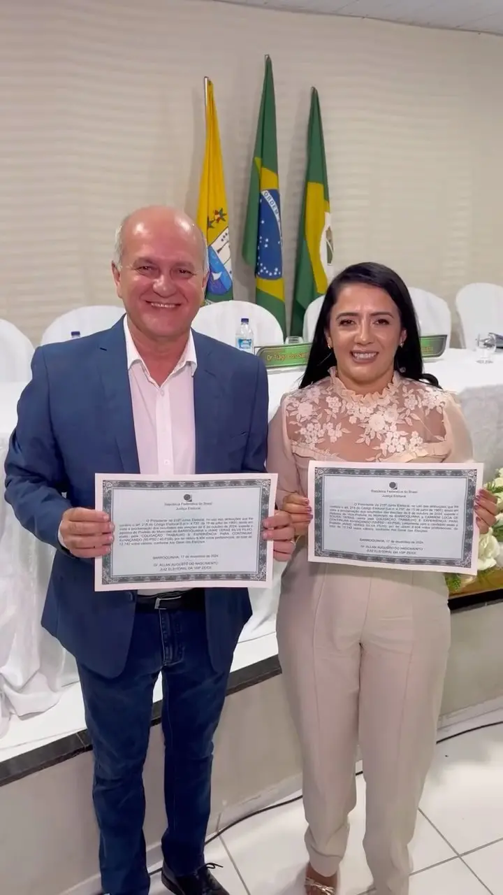 Prefeito e vice-prefeita de Barroquinha durante a cerimônia de diplomação dos eleitos em 2024