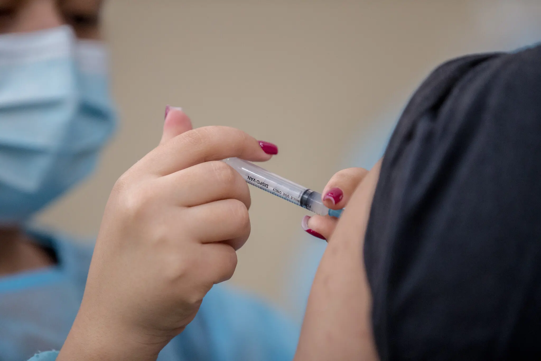 Enfermeira aplica vacina em paciente