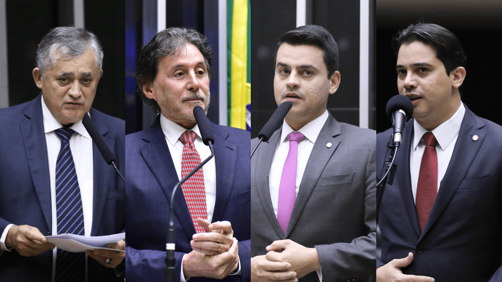 Quatro homens de terno e gravata discursam em plenário, em frente a microfones. Eles estão lado a lado em montagens verticais separadas. O primeiro, à esquerda, tem cabelo grisalho e usa terno azul-marinho com gravata listrada. O segundo tem cabelo castanho ondulado e barba, vestindo terno escuro e gravata vermelha. O terceiro tem cabelo escuro curto e usa terno cinza com gravata rosa. O quarto, à direita, também tem cabelo escuro e veste terno azul-escuro com gravata vermelha. Ao fundo, há bandeiras e o ambiente típico de um parlamento.
Da esquerda para a direita: José Guimarães, Eunício Oliveira, Yuri do Paredão e Junior Mano. Fotos em colagem.
