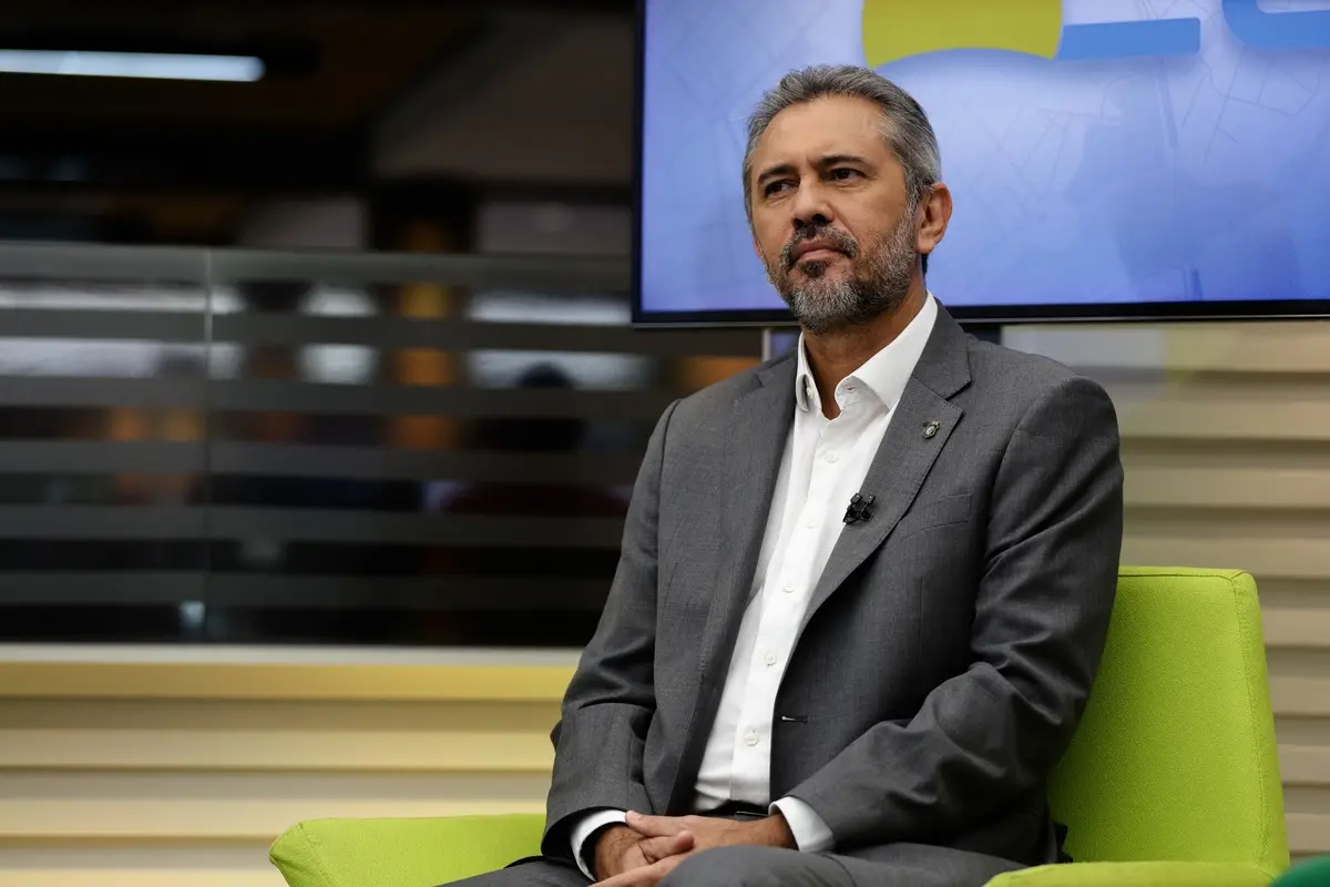 Elmano de perfil. Homem branco e grisalho