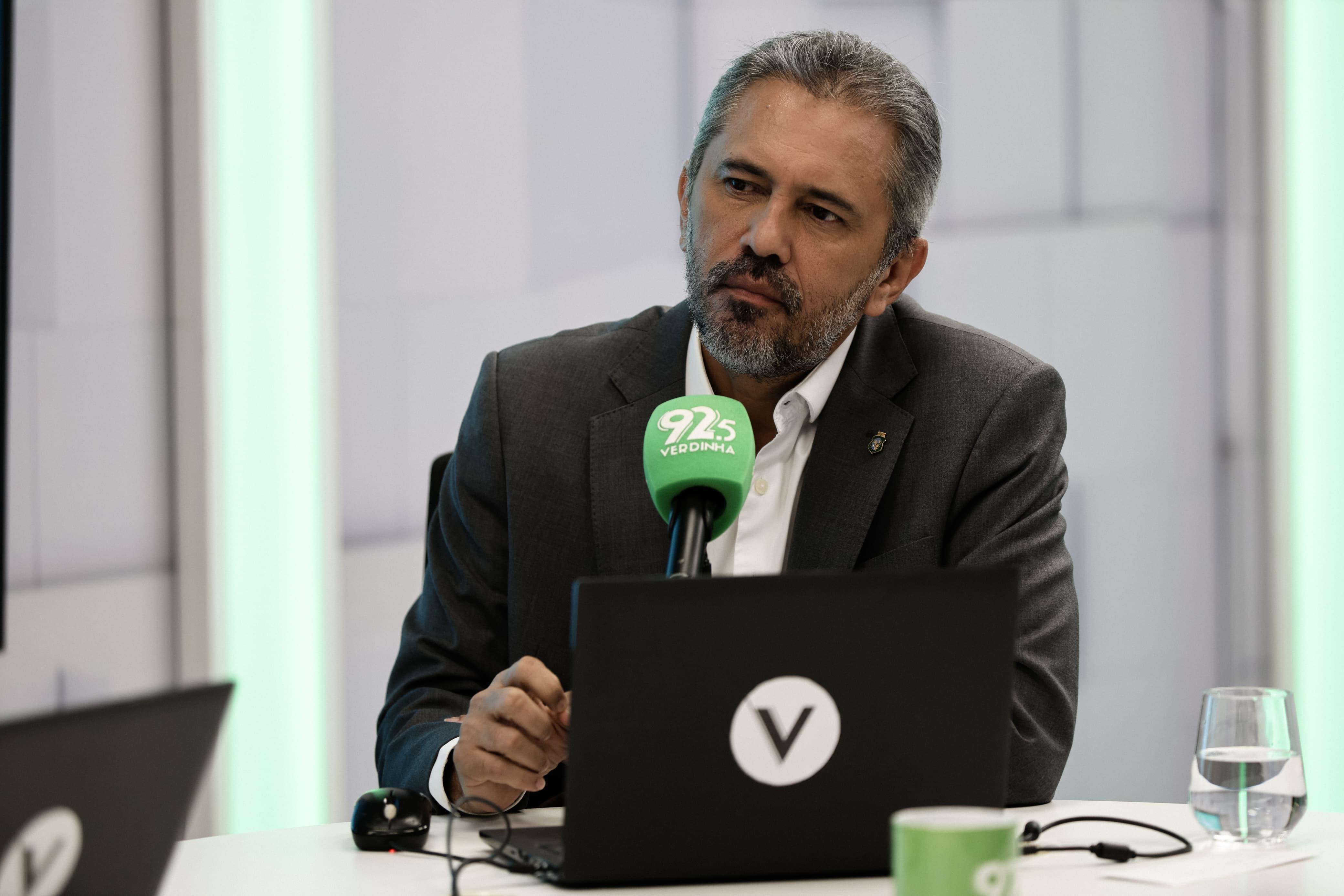 Foto que contém o governador Elmano de Freitas