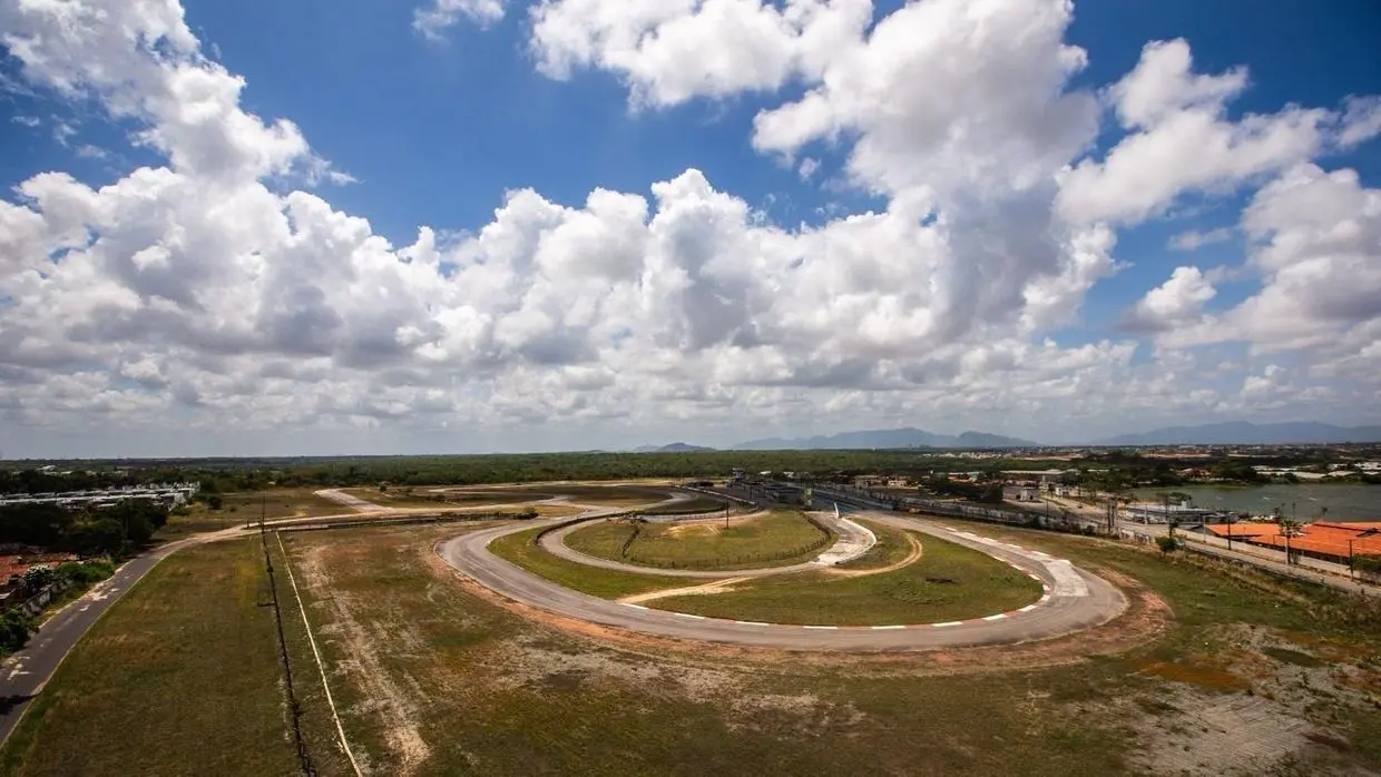 Foto que contém vista aérea do Autódromo Internacional Virgílio Távora