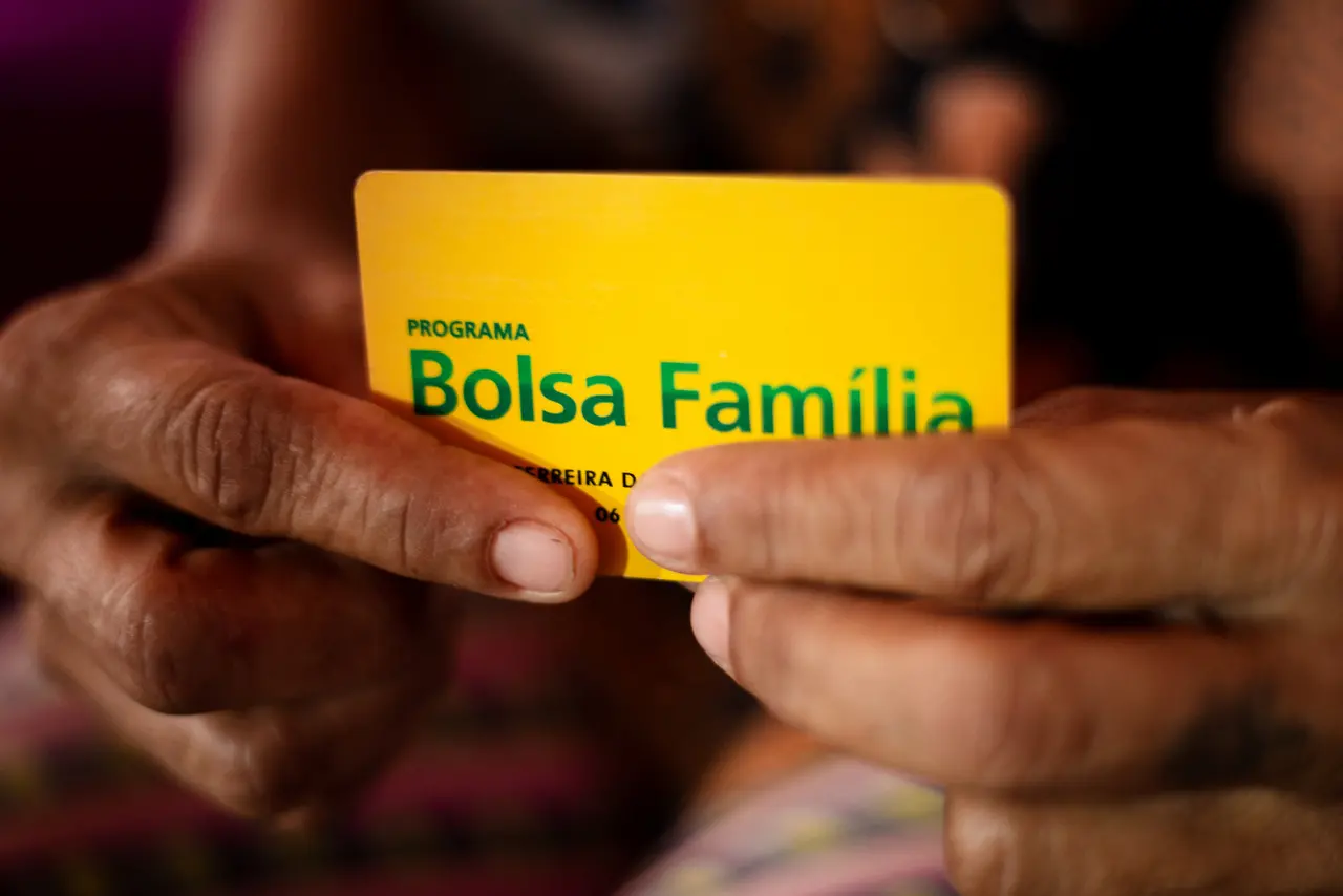 Imagem de beneficiária do Bolsa Família, programa federal que tem 3,7 milhões de beneficiários no Ceará