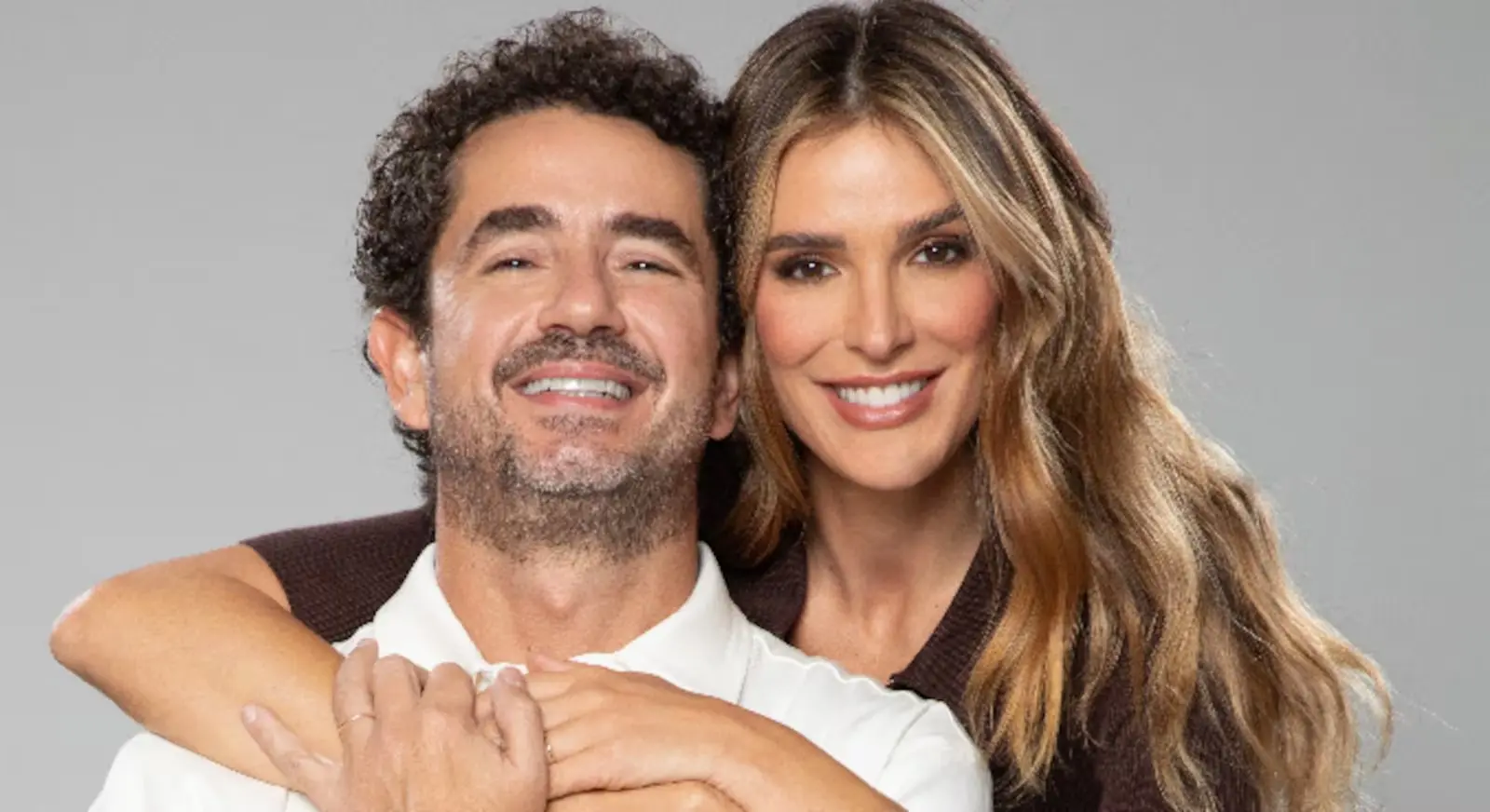 O Power Couple Brasil é apresentado por Rafa Brites e Felipe Andreoli