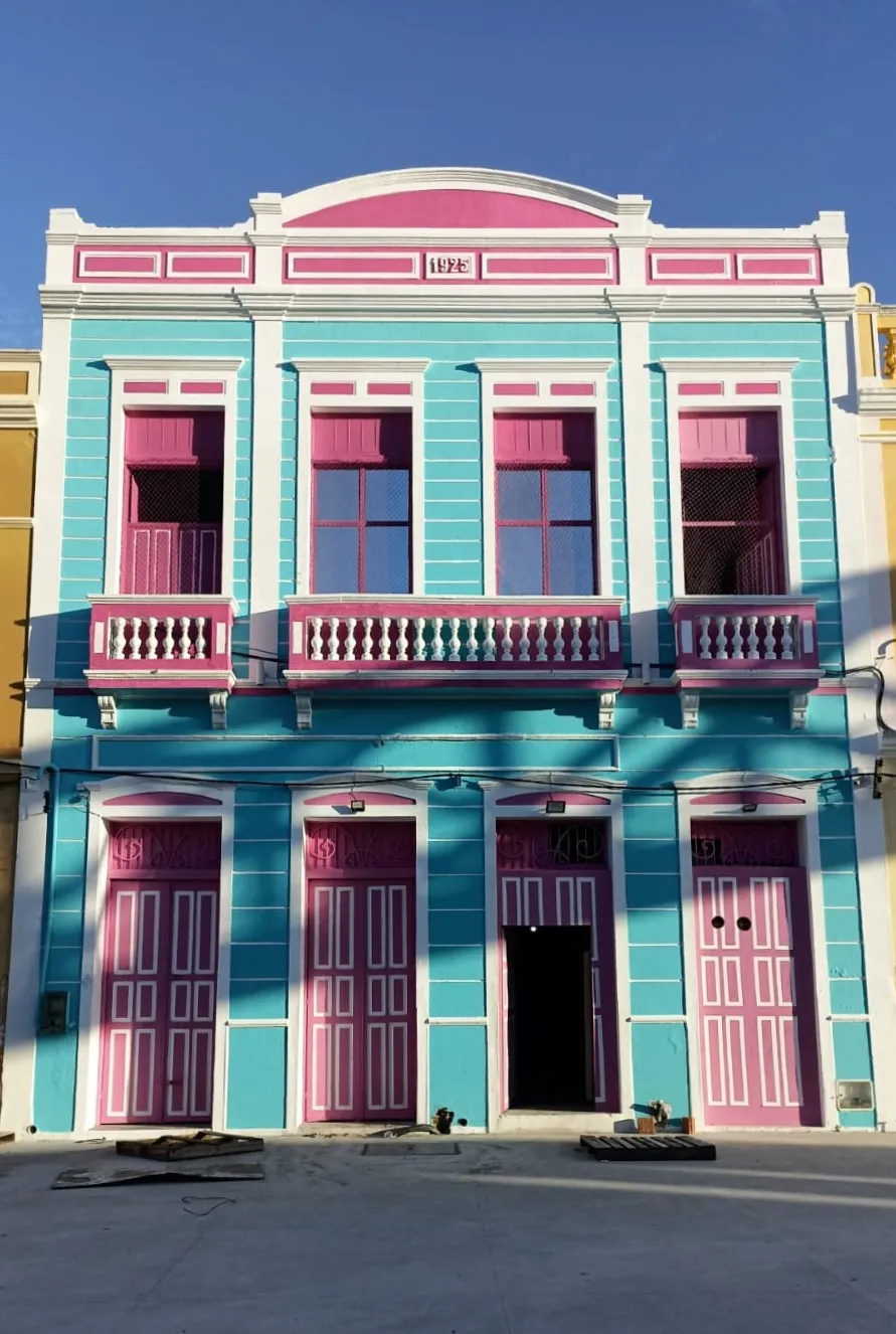 Fachada da Valentina para a Praça Almirante Saldanha, ainda fechada por conta da reforma