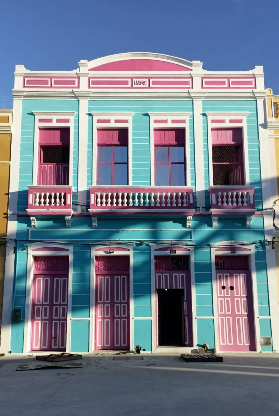 Fachada da Valentina para a Praça Almirante Saldanha, ainda fechada por conta da reforma